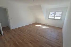 Ansprechende 3-Raum-Dachgeschosswohnung mit Einbauküche, Erstbezug nach Sanierung – Sülmerstr 53, 74072 Heilbronn – Vorschaubild 1