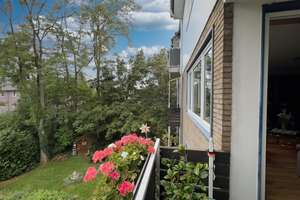 ETW im modernisierten Gebäude und grüner Umgebung