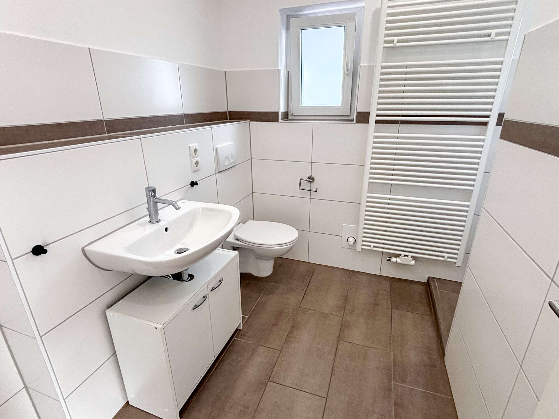 Immobilie in Wirges - Einziehen & genießen: Modernisiertes Zweifamilienhaus mit Photovoltaikanlage, Garage und Terrasse - Bild 6