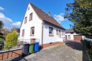 Einfamilienhaus mit ca. 100qm Nebengebäude voller Möglichkeiten und schönem Garten – Die vollständige Adresse der Immobilie erhältst du vom Anbieter., 64832 Babenhausen – Vorschaubild 1