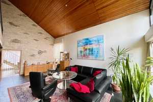 Geschmackvolles Architektenhaus mit offener Galerie • Eingangsbereich mit Kamin • Laubenheim – Mainz – Vorschaubild 3
