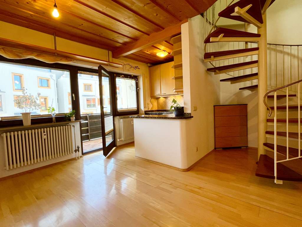 Immobilie in Garmisch-Partenkirchen - Geräumige 3 Zi.-Whg.*2 Balkone*2 Bäder*2 Etagen* Nähe Bahnhof*Preis inkl. Duplexparker - Bild 2