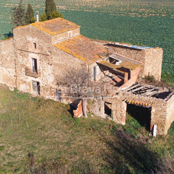 Katalanisches Bauernhaus in Corçà zu verkaufen, renovierungsbedürftig, mit 37.000 m² Land