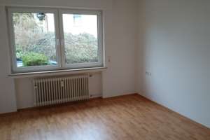 Gepflegte Hochparterre-Wohnung mit drei Zimmern und Balkon in Mainz – Die vollständige Adresse der Immobilie erhältst du vom Anbieter., 55128 Bretzenheim, Mainz – Vorschaubild 2