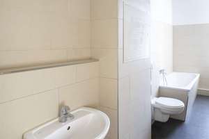 Schöne, bezugsfreie 2-Zimmer-Wohnung mit Balkon und charmanten Altbaudetails im Arnimplatz-Kiez! – Driesener Straße 29, 10439 Prenzlauer Berg, Berlin – Vorschaubild 16