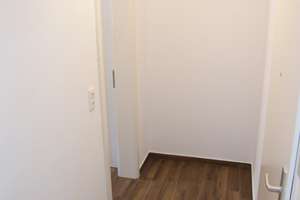 Sanierte 1,5-Zimmer-Kochn.-Diele-Bad, 31 m², EBK, mit Design-Badezimmer, im Hochparterre, ab 01.06. – Alter Postweg 48a, 86159 Hochfeld, Augsburg – Vorschaubild 3