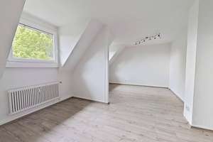 *1 NKM FREI* Gemütliche 2-Zimmer-Dachgeschosswohnung mit großer Küche und Wannenbad – Degenstraße 13, 42651 Solingen-Mitte, Solingen – Vorschaubild 2
