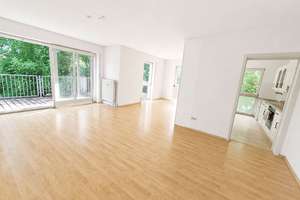 Natur pur, lichte Vierzimmerwohnung mit großem Balkon und Terrasse im 3-Familienhaus
