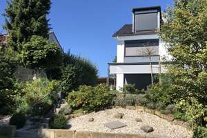 Neubau-Feeling am Roten Hügel: Traum-DHH mit Gourmetküche, XL-Terrasse & Garten, Garage