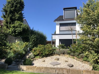 Neubau-Feeling am Roten Hügel: Traum-DHH mit Gourmetküche, XL-Terrasse & Garten, Garage
