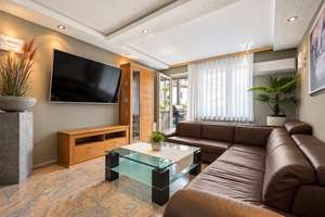 RENOVIERTE 3-ZIMMER-WOHNUNG MIT GROSSZÜGIGEM, ÜBERDACHTEM BALKON SOWIE EINBAUKÜCHE