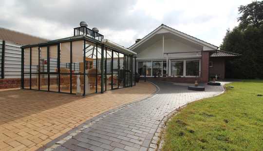 Bild von Repräsentatives Wohnhaus mit Wintergarten, Gartenpavillion, Garage auf einem großem Grundstück