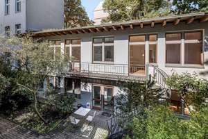 Townhouse in bester Kiez-Lage: Gewerbe-Remise mit Ausbaupotenzial zum Wohnraum