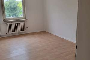 Günstige, helle drei Zimmer Wohnung !!!!