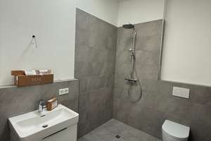 ERSTBEZUG: Exklusive 2-Zimmer Dachgeschosswohnung mit hochwertiger Einbauküche & Balkon in Mailing – Brunellenstraße 8, 85055 Mailing, Ingolstadt – Vorschaubild 12