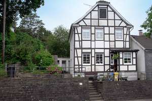 Charmantes Fachwerkhaus mit Potenzial - optionales Gartengrundstück mit eigenem Wupper-Zugang