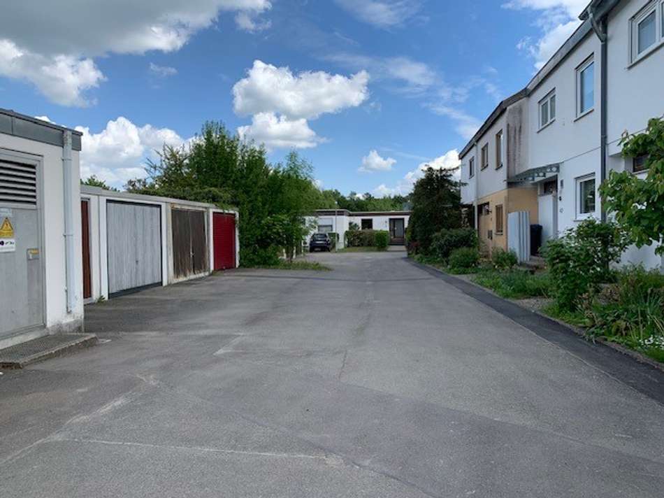 Zufahrt zum Haus mit der Garag