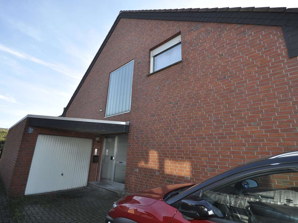 Seitenansicht mit Garage