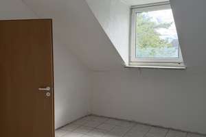 Helle 4-Zimmer-DG-Wohnung – teilw. frisch renoviert, neue Sanitärausstattung – Die vollständige Adresse der Immobilie erhältst du vom Anbieter., 47137 Mittelmeiderich, Duisburg – Vorschaubild 2