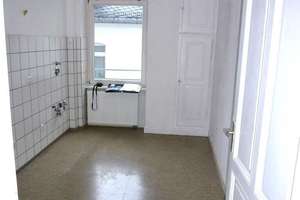 Tolle 3 Zi.-Altbau mit TGL-Bad, Kassettentüren und kleinem Balkon – Herderstraße 9, 65185 Mitte, Wiesbaden – Vorschaubild 7