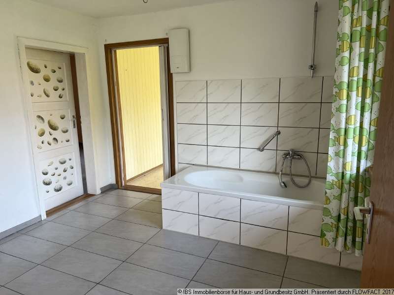 Immobilie in Gerabronn - Die Lage macht´s: Älteres Einfamilienhaus in guter Wohnlage mit schönem Gartengrundstück - Bild 3