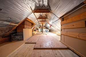 Bezugsfrei! Große 3-Zi.-DG-Whg. mit Südbalkon, Kachelofen und eigenem Gartenanteil, inkl. Garage – Die vollständige Adresse der Immobilie erhältst du vom Anbieter., 81739 Waldperlach, München – Vorschaubild 11