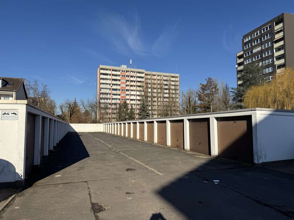 Top Investment - Garagenhof mit 34 Garagen und 6 Außenstellplätzen im Wohngebiet