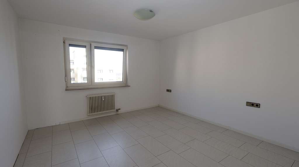 Immobilie in Eberdingen - Traumhafte Aussicht im Hirschpfad Eberdingen – 3-Zimmer mit Balkon & TG - Bild 2