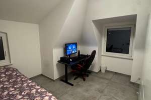 Helle 4-Zimmer Dachgeschosswohnung in Stuttgart-Untertürkheim – Lindenschulstraße 11, 70327 Lindenschulviertel, Stuttgart – Vorschaubild 1