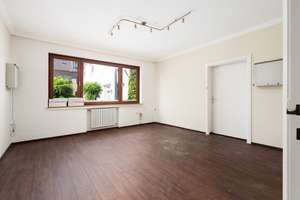 Charaktervolles Mehrparteienhaus mit Modernisierungspotenzial in zentraler Stadtlage von Delmenhorst – Die vollständige Adresse der Immobilie erhältst du vom Anbieter., 27749 Südliche Stadtmitte, Delmenhorst – Vorschaubild 2