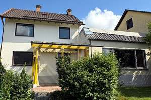Viel Potenzial in bester Wohnlage – Wohnhaus mit großem Wohnzimmer, Südterrasse und gr.Grundstück