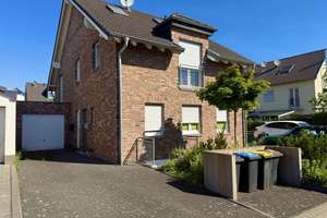 Maisonette-Wohnung mit Sonnenbalkon, Einbauküche & großer Garage in Zündorf!