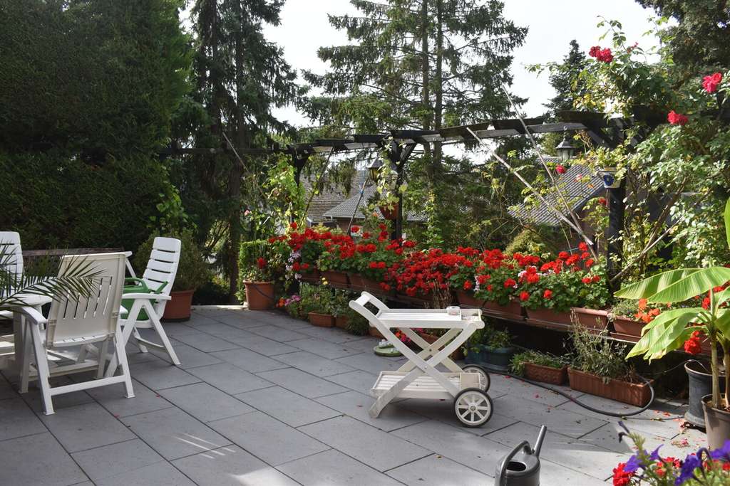 Immobilie in Königswinter - Königswinter-Rauschendorf – Großzügiges Einfamilienhaus mit vermieteter Einliegerwohnung - Bild 1