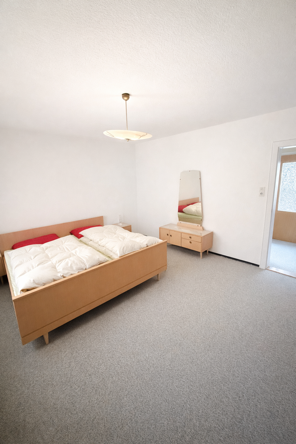 Immobilie in Wennigsen (Deister) - Attraktives Dreifamilienhaus in Ortsrandlage von Bredenbeck mit traumhaftem Ausblick - Bild 2