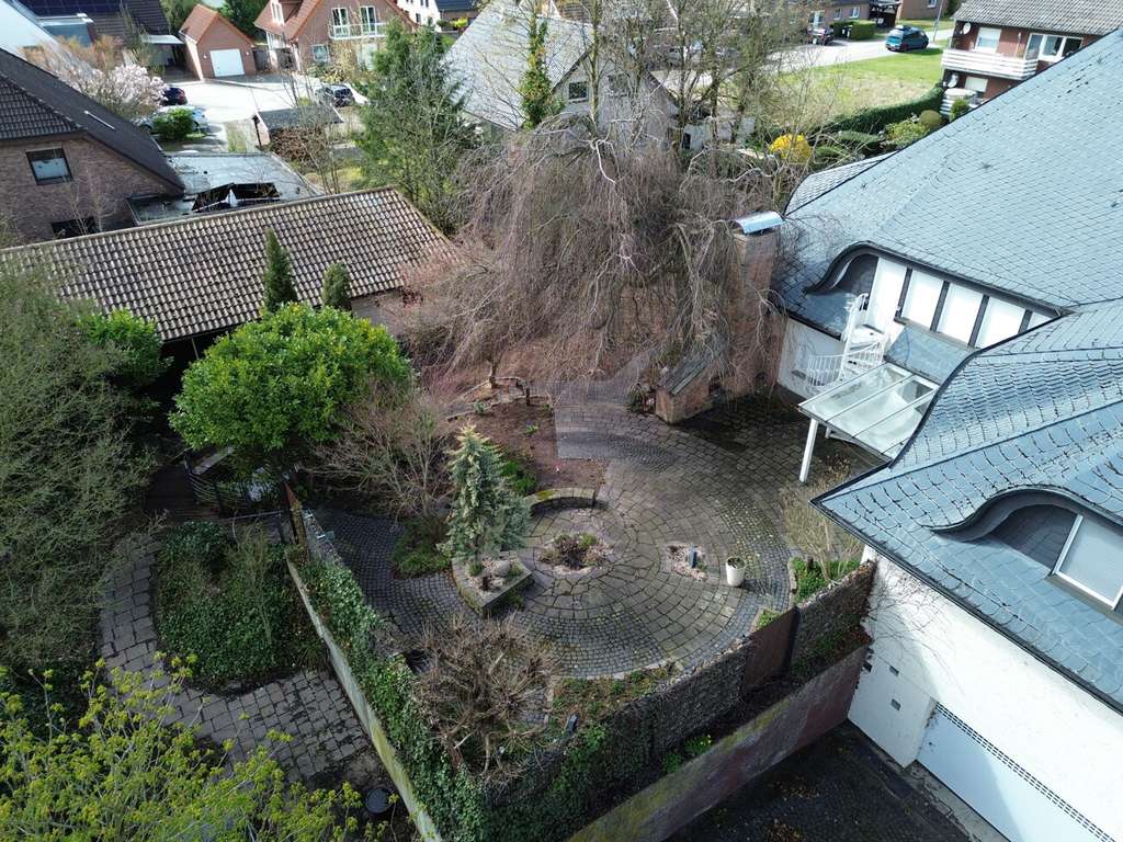 Immobilie in Verl - Großzügige Unternehmervilla in begehrter Lage von Verl – mit Schwimmbad und viel Potenzial - Bild 3