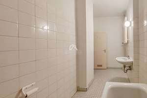 GROßZÜGIGE UND KLASSISCH SCHÖNE ALTBAUWOHNUNG MIT TOLLEM BLICK! RUHIG GELEGEN! PROVISIONSFREI! – Wilsnacker Straße 63, 10559 Moabit, Berlin – Vorschaubild 10