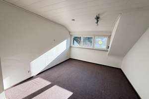 Renovierungsbedürftige 3-Zi.-DG-Whg. mit Balkon * Garage + Stpl. * Gartenanteil * Top Wohnlage *
