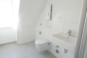 ** Modernisierte 2-Zi-DG-Wohnung in Frohnhausen** – Overrathstr. 12, 45144 Frohnhausen, Essen – Vorschaubild 2