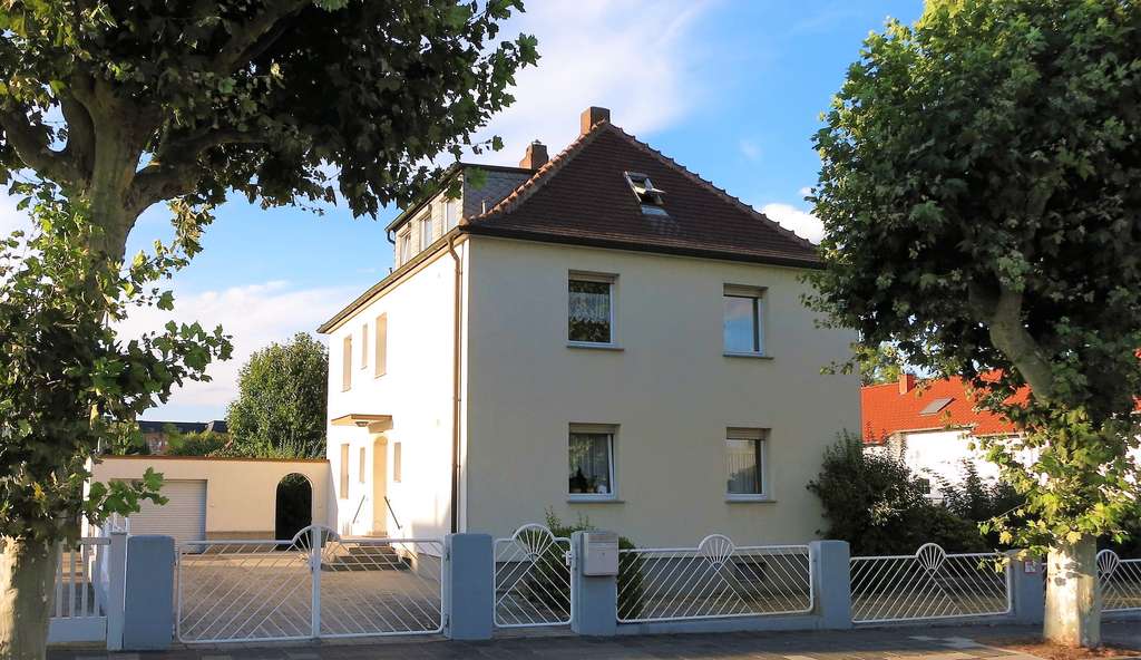Freistehendes 2-Familienhaus in zentraler Lage mit großzügigem Garten