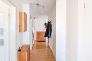 Zweifacher Balkon, viel Licht, viel Platz: Attraktive 3-Zimmer-Dachgeschosswohnung – Die vollständige Adresse der Immobilie erhältst du vom Anbieter., 85055 Nordost, Ingolstadt – Vorschaubild 3