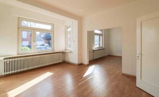 Wohnglück auf zwei Ebenen: Kaminfeuer, Gartenfreude und jede Menge Raum