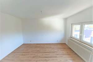 Schöne 2-Zimmerdachgeschosswohnung mit Gartenmitbenutzung zu vermieten! – Klauberger Straße 34, 42651 Solingen-Mitte, Solingen – Vorschaubild 3