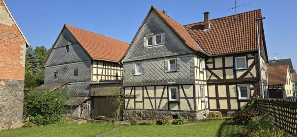 Immobilie in Allendorf (Lumda) - Bauernhaus mit 7 Zimmern und großen Funktionsgebäuden in Allendorf (Lumda) - Bild 2