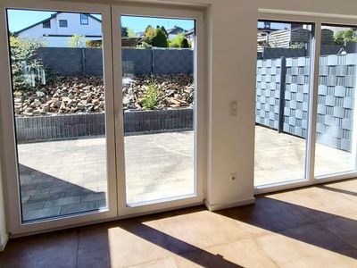 Licht ohne Ende: Neuwertige 3-Zi.-Maisonette m. Terrasse, EBK & 2 Stpl. (Bj. 2018)