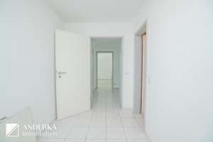 Großzügige 3-Zimmer-Hochparterre Wohnung mit Einbauküche zum fairen Preis! – Die vollständige Adresse der Immobilie erhältst du vom Anbieter., 89312 Günzburg – Vorschaubild 2