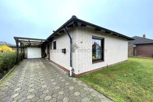 VERKAUFT! Suurhusen – Wohnen auf einer Ebene! Gepflegter Bungalow mit Garten, Kamin und Garage – Die vollständige Adresse der Immobilie erhältst du vom Anbieter., 26759 Hinte – Vorschaubild 1