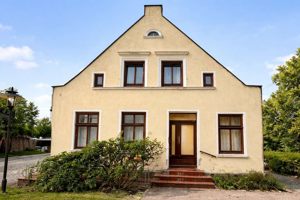 Immobilie in Bergen auf Rügen - Sanierungsbedürftiges Haus mit Potenzialgrundstück unweit des Marktplatz - Bild 0