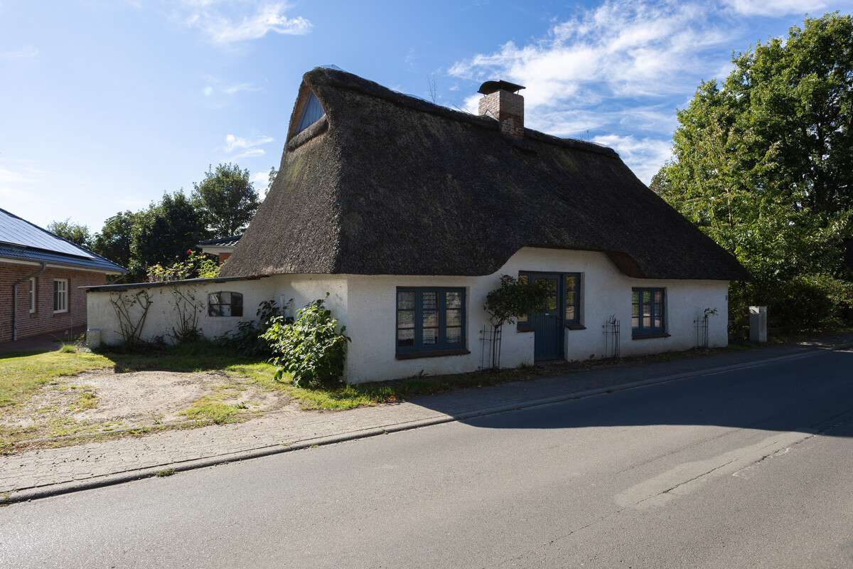 Charmantes Reetdachhaus mit Ausbaureserve im Dachboden, Steinburg Kreis – Bild 3