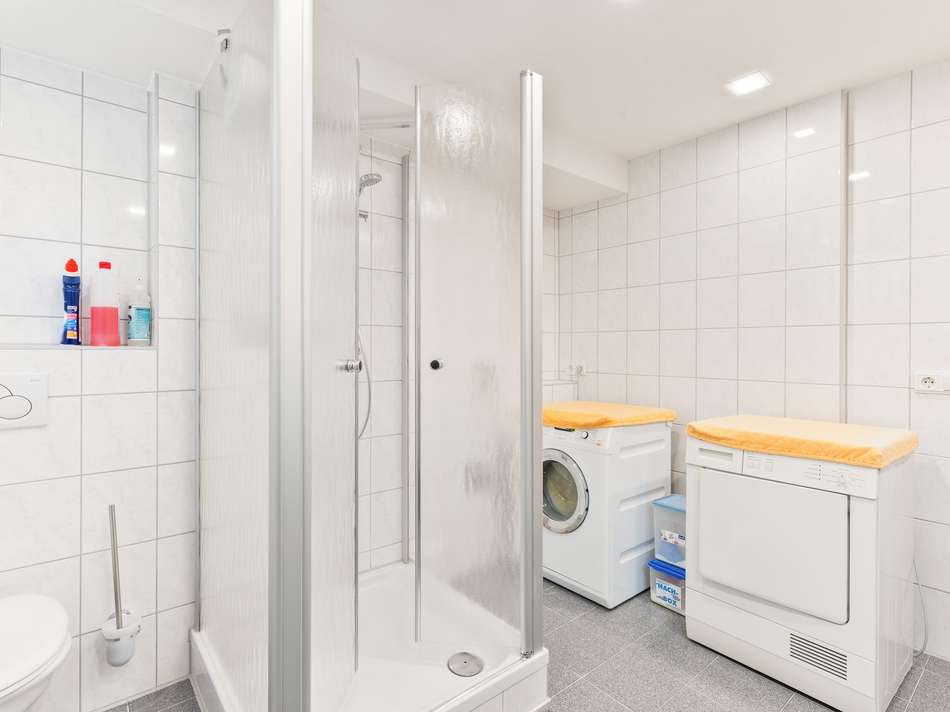 Badezimmer/Waschküche UG