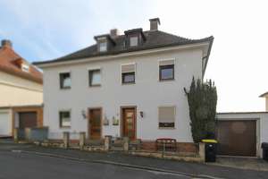 VERKAUFT: Vermietete Doppelhaushälfte mit Südgarten und Zierteich in Bad Hersfeld – Die vollständige Adresse der Immobilie erhältst du vom Anbieter., 36251 Bad Hersfeld – Vorschaubild 1